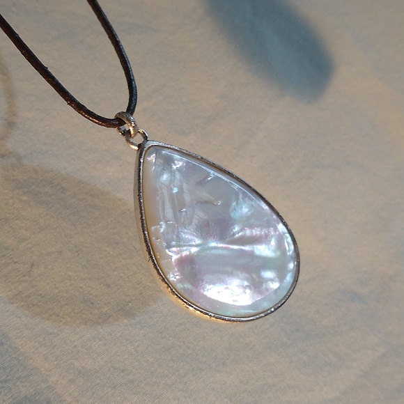 Jewelry - mother of pearl * pearlescent choker/necklace on leather * adjustable